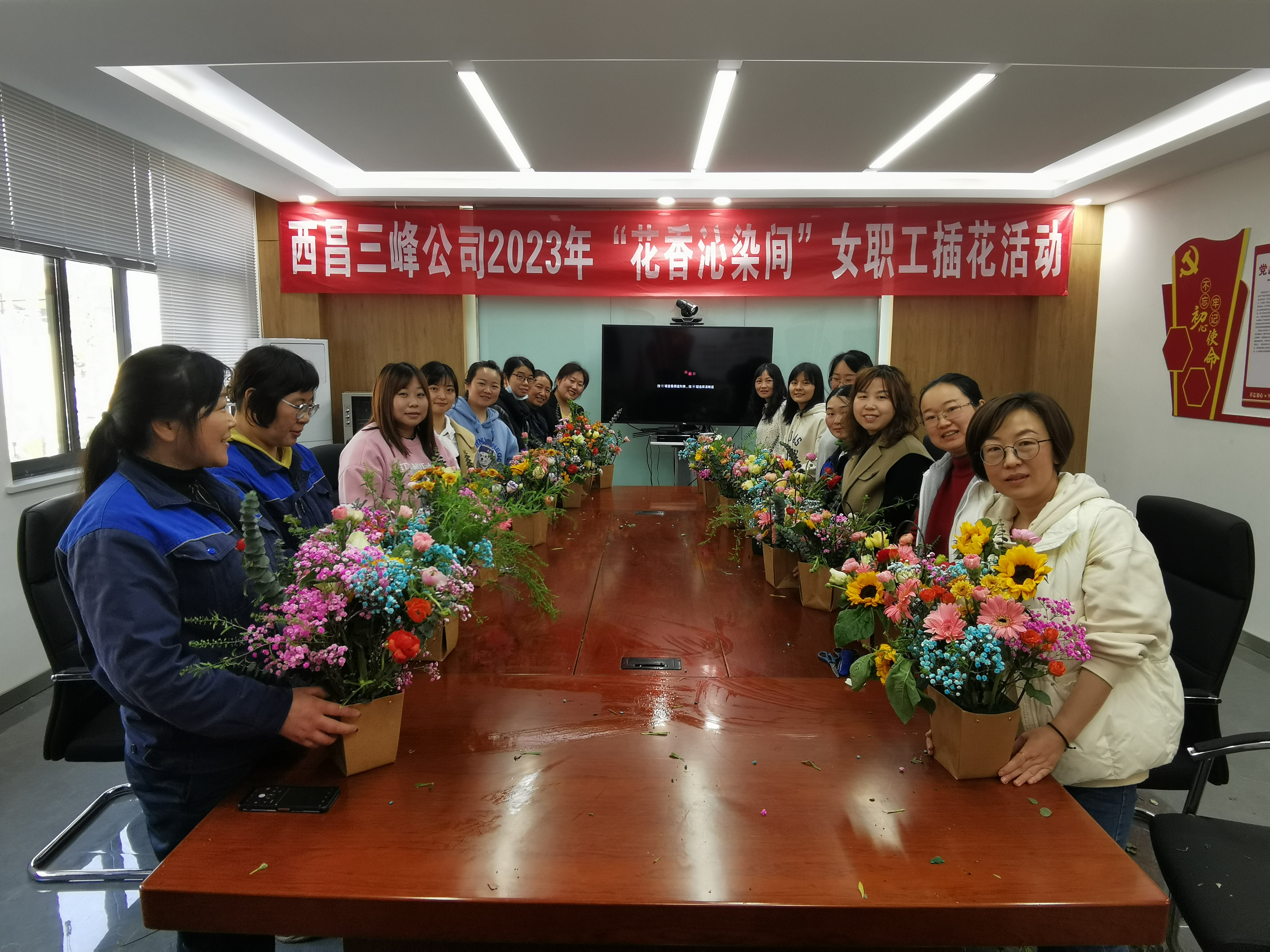 3月7日，四川西昌公司開展“花香沁染間”插花活動。.jpg